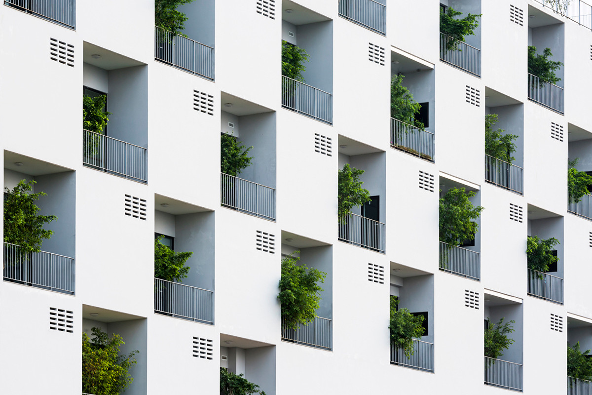 Việc trồng cây tại ô cửa sổ như một lớp xanh bảo vệ tòa nhà khỏi ánh sáng trực tiếp từ mặt trời.