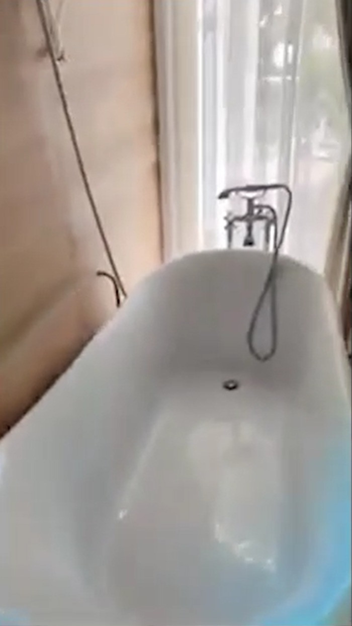 Phòng tắm trong căn hộ. Ảnh: Saostar