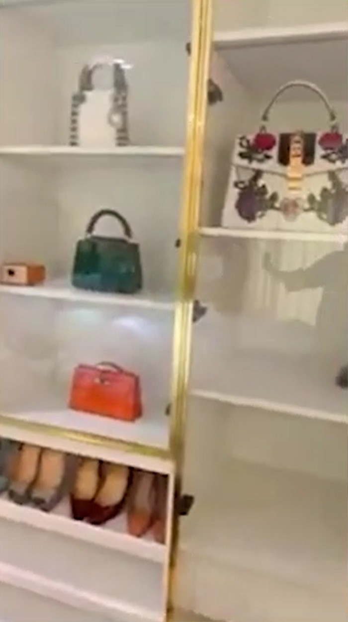 Khu vực riêng để quần áo, giày dép của người đẹp. Ảnh: Saostar