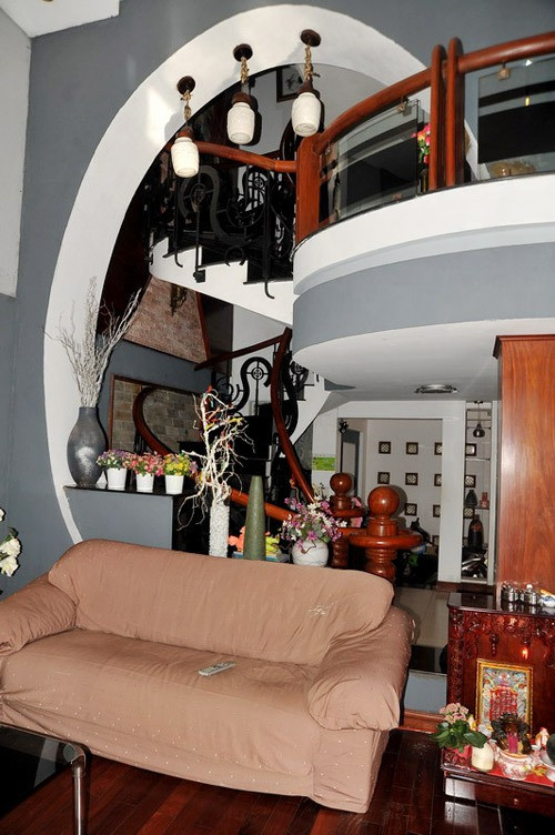 Nhà gồm 3 tầng được chia thành 7 phòng, nội thất bằng gỗ sang trọng. Ảnh: FBNV