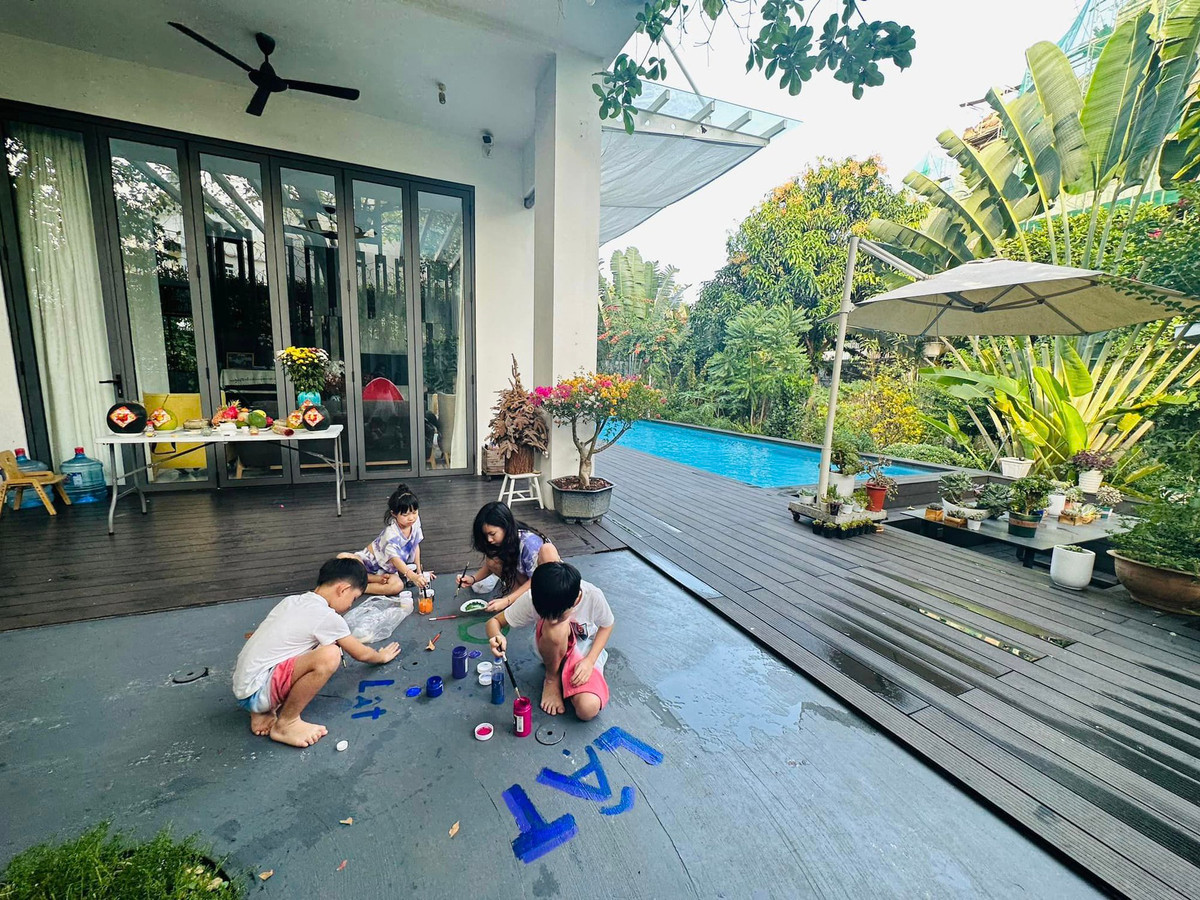 Hiện tại, vợ chồng Lý Hải - Minh Hà cùng các con sống trong căn biệt sân vườn lớn ở ngoại ô để các con có nhiều không gian vui chơi. Ảnh: FBNV