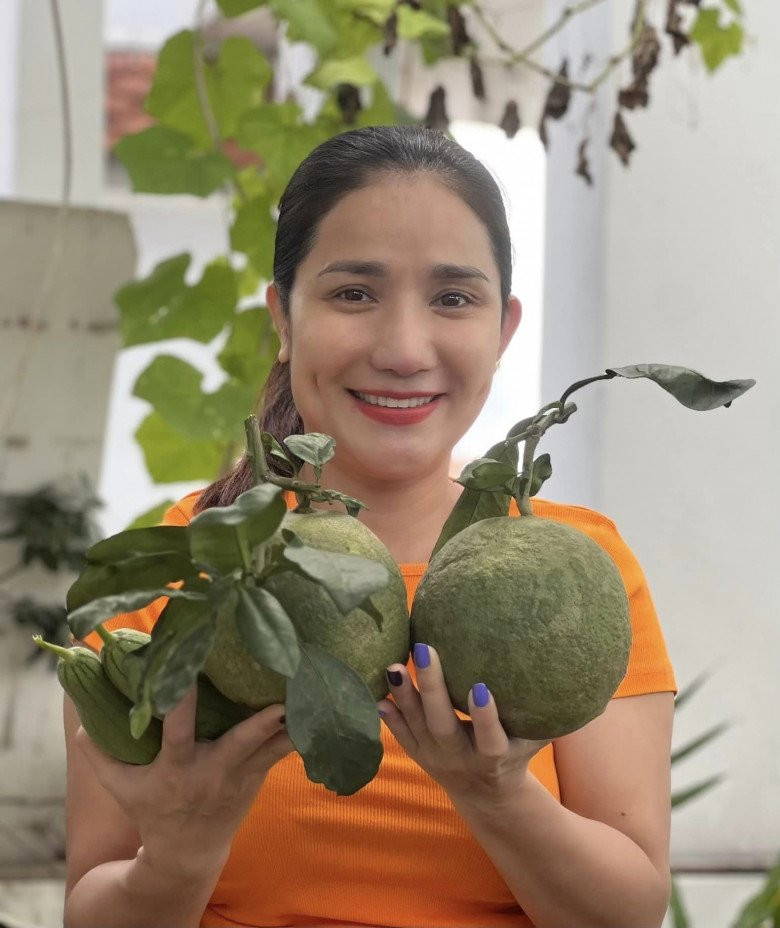 Trong ngôi nhà cao tầng ở TP HCM, MC Cát Tường tận dụng không gian trên sân thượng để trồng rau và các loại cây ăn quả. Ảnh: FBNV