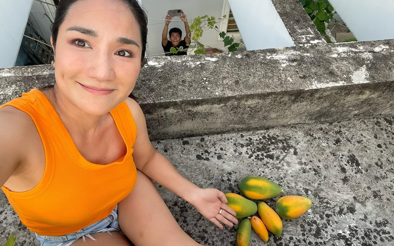 MC Cát Tường hào hứng khoe thành quả vừa thu hoạch trên sân thượng.