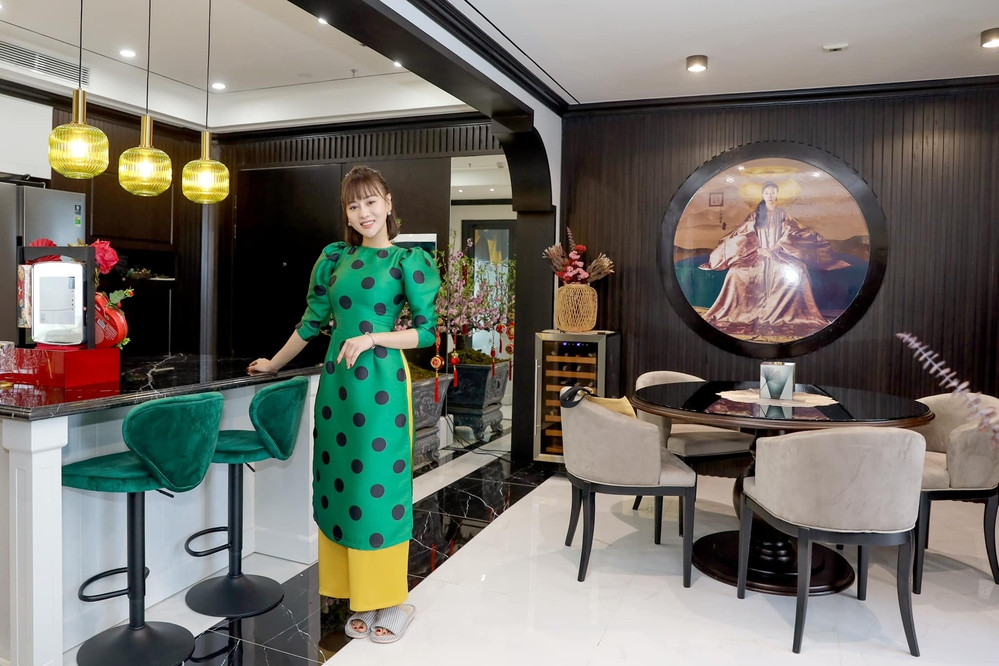 Căn hộ của Phương Oanh có diện tích 120 m2, lấy màu đen và trắng làm chủ đạo, gồm ba phòng ngủ. Ảnh; FBNV