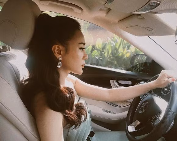 Ngoài căn hộ sang trọng, Phương Oanh còn tự tậu cho mình xe sang riêng để tiện di chuyển. Nữ diễn viên thường tự lái xế hộp Mercedes- Benz E300 AMG giá khoảng 3 tỷ đi dự sự kiện giải trí và đi đóng phim. Ảnh: FBNV