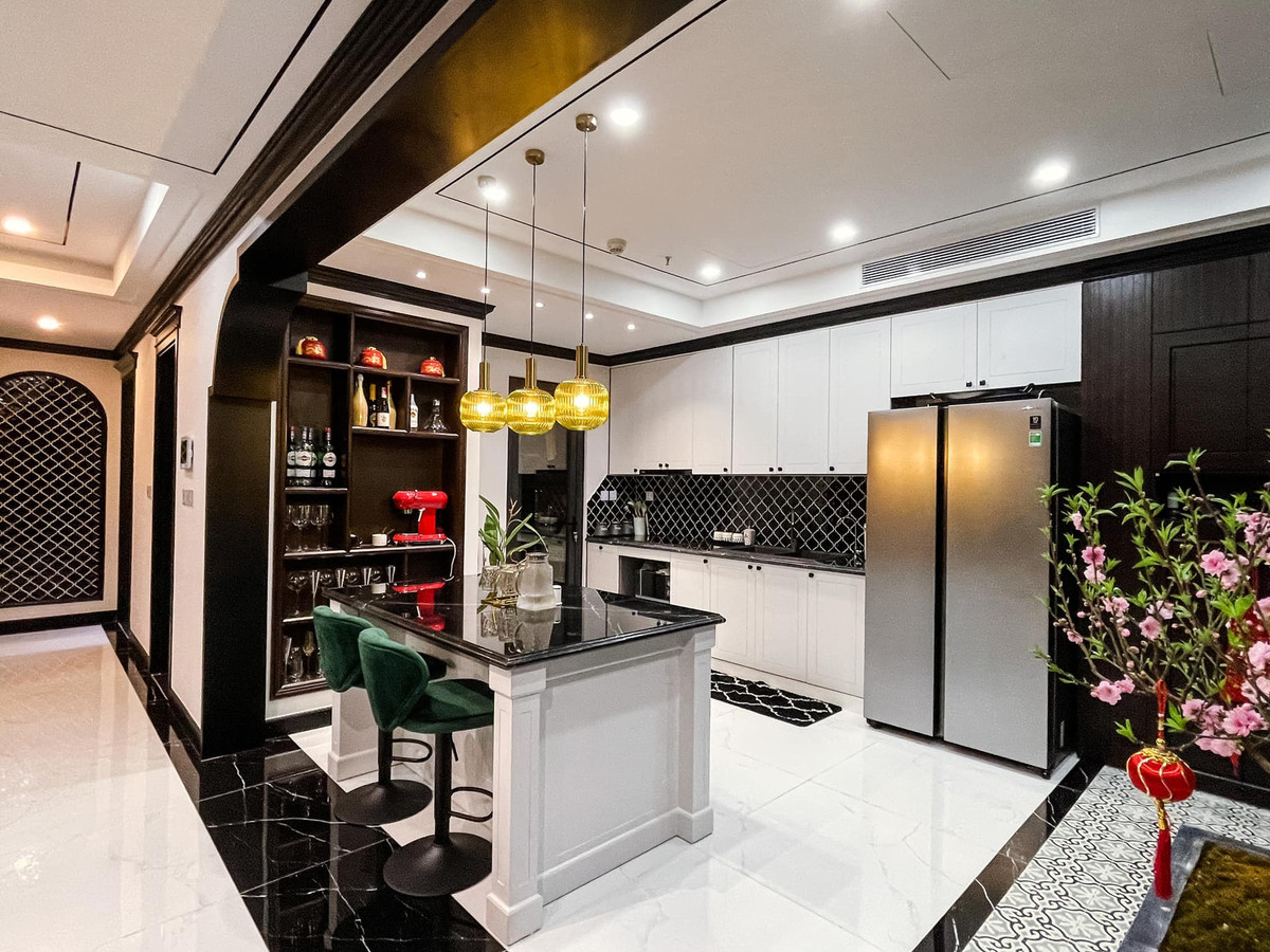 Phòng bếp với tông màu sáng hơn được cô thiết kế thêm một quầy bar nhỏ. Ảnh: FBNV