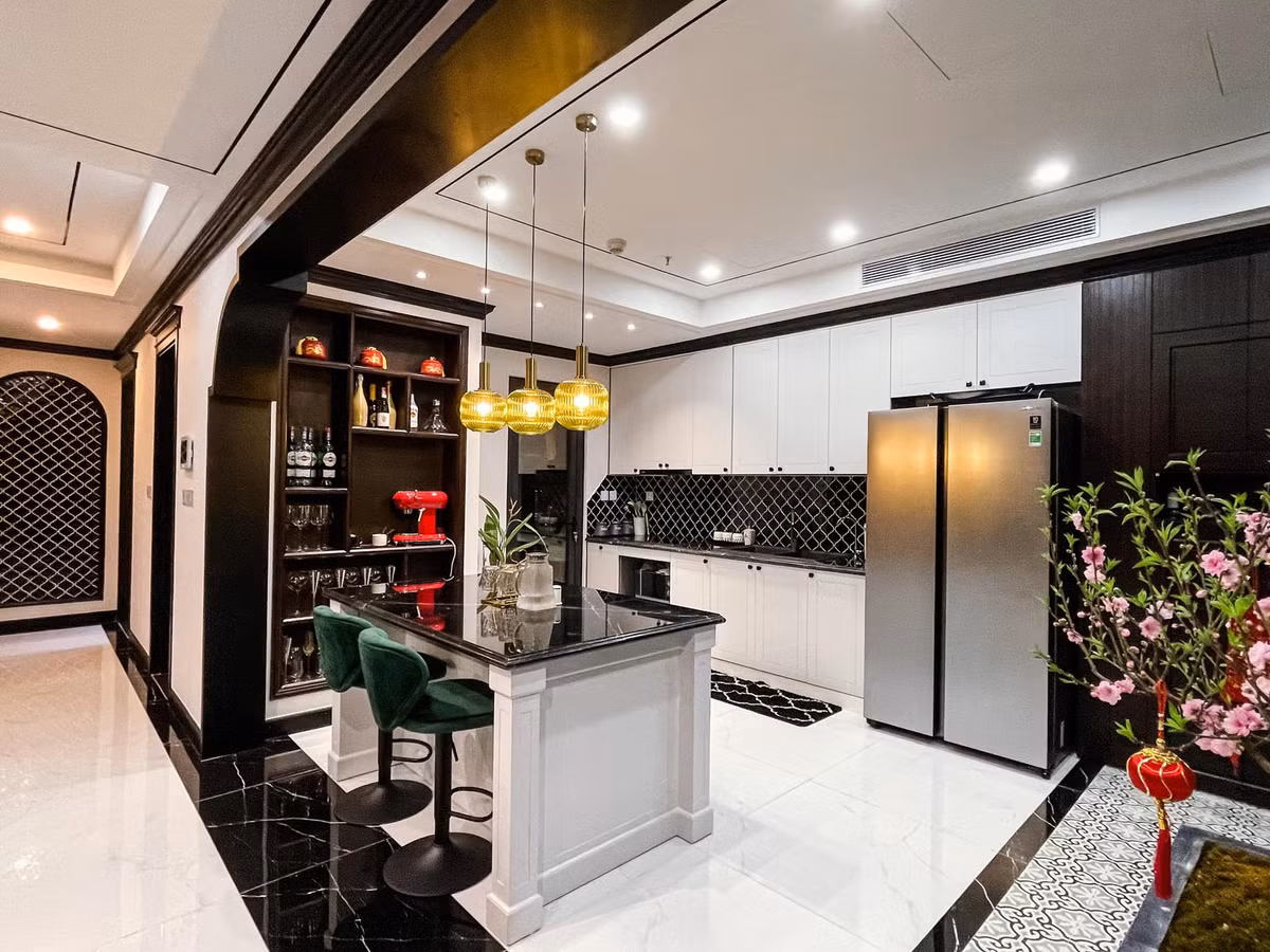 Phòng bếp với tông màu sáng hơn được cô thiết kế thêm một quầy bar nhỏ. Ảnh: FBNV
