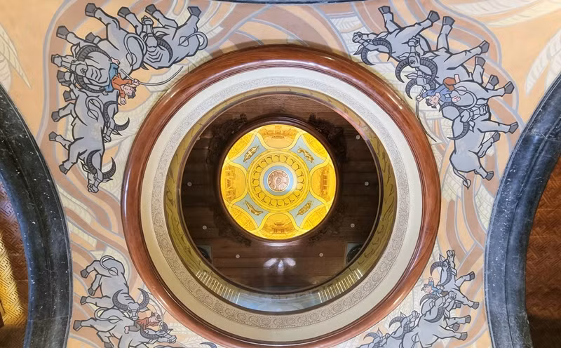 Phía trên là những phiến đá thiết kế mái vòm được đánh bóng tạo nên vẻ đẹp huyền bí. Ảnh: Dân Việt