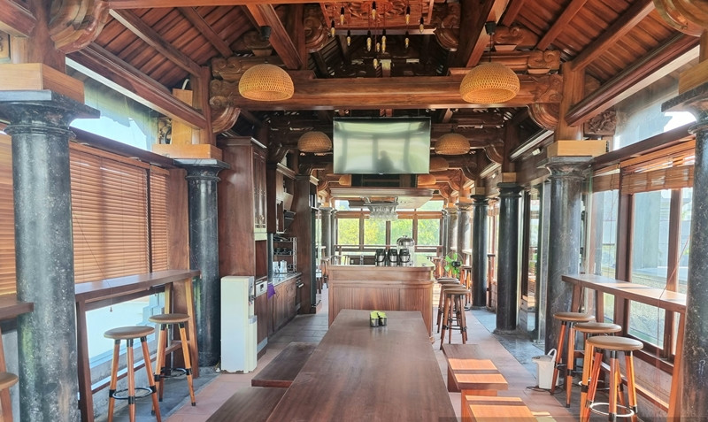 Quầy bar cà phê trong ngôi nhà đá 3 tầng. Ảnh: Dân Việt