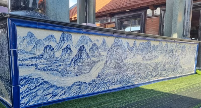 Bức tranh con đường, núi rừng...ghép từ hàng nghìn viên đá nhỏ vô cùng đẹp mắt. Ảnh: Dân Việt