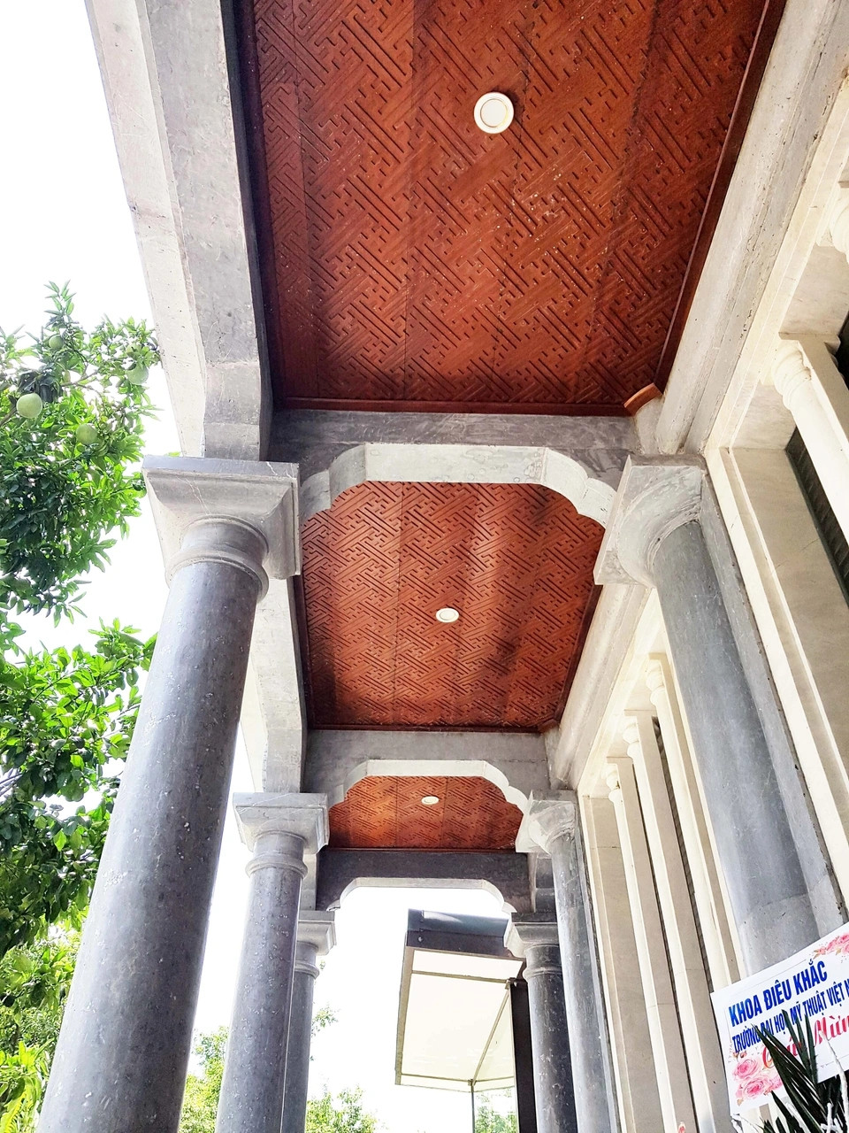 Từ nền móng, hệ thống cột, rầm, xà... đều được làm bằng đá kết nối với nhau bằng "mộng", sử dụng keo kết dính truyền thống là mật mía, vôi... Ảnh: Dân trí