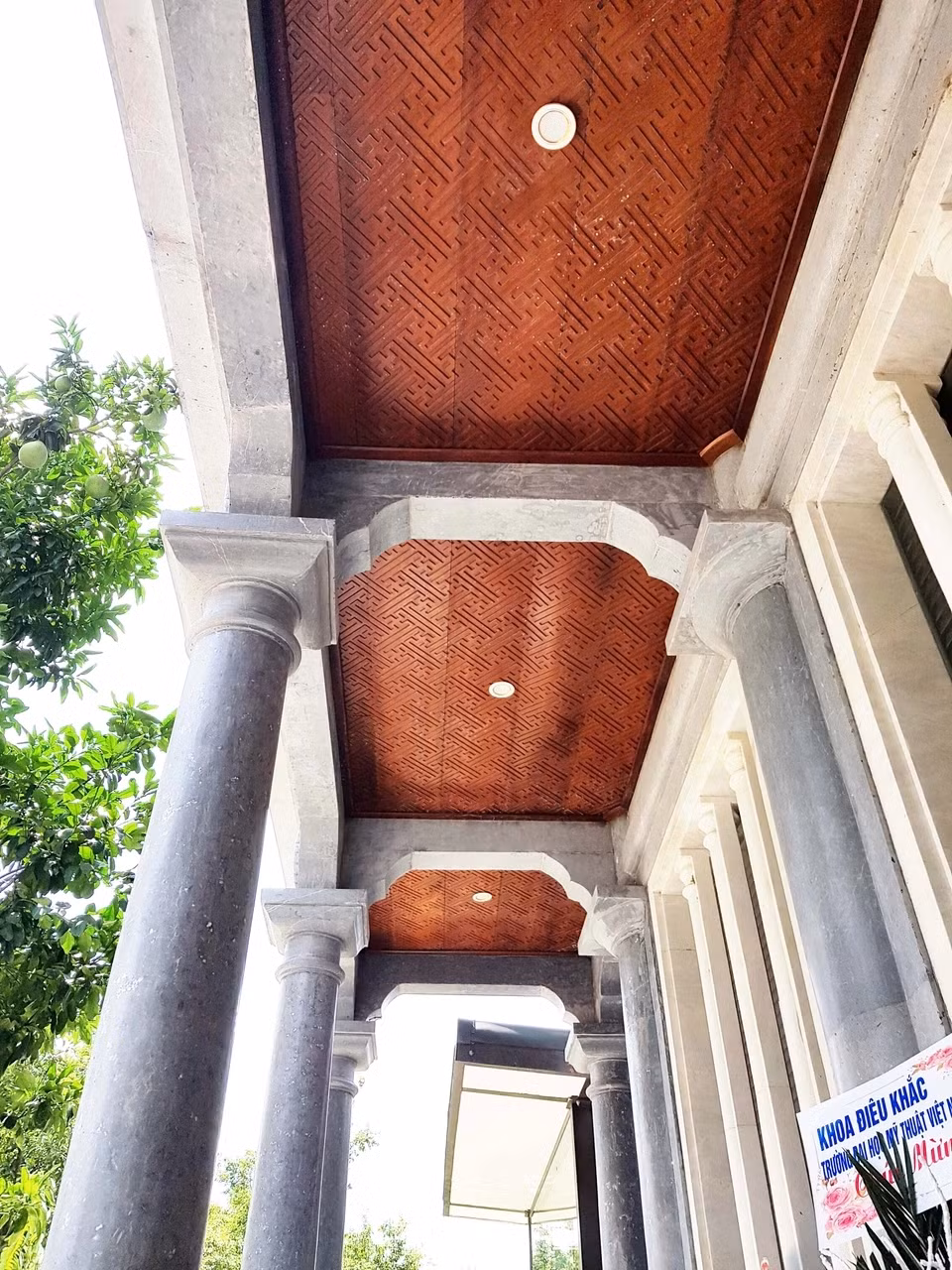 Từ nền móng, hệ thống cột, rầm, xà... đều được làm bằng đá kết nối với nhau bằng "mộng", sử dụng keo kết dính truyền thống là mật mía, vôi... Ảnh: Dân trí