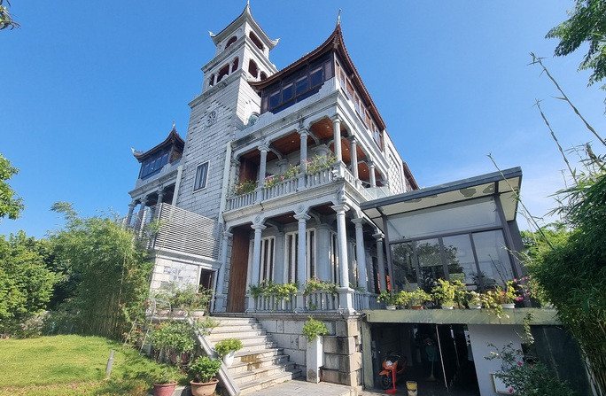 Nguyên liệu chủ yếu xây nhà là đá xanh Ninh Vân. Ảnh: Người lao động