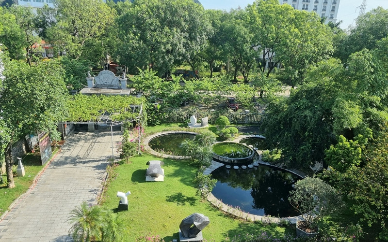 Ngôi nhà được dựng trong khuôn viên rộng 3.000 m2 với không gian thoáng đãng. Phía trước là bể cá, cây cảnh. Ảnh: Dân Việt