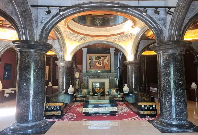 Bên trong tầng 1 của ngôi nhà nổi bật với những cột đá nguyên khối khổng lồ. Ảnh: Người lao động