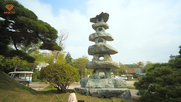 Bên cạnh đó là cây đèn đá mà người Nhật chế tác giống như “đài chỉ huy”, cao ít nhất 5m.