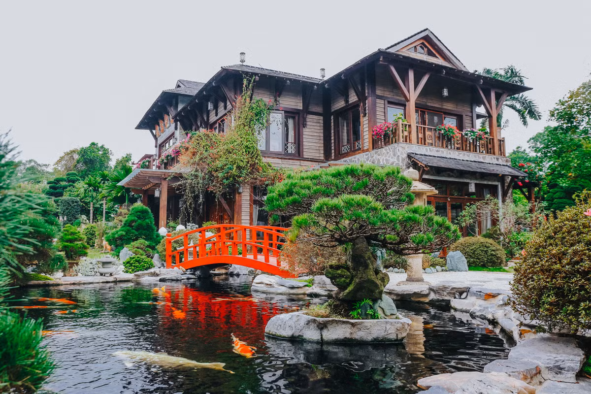 Đặc biệt, khu vườn biệt thự sở hữu rất nhiều cây quý tuổi đời hàng trăm năm và các khối ngọc, đá quý giá trị hàng tỷ đồng.