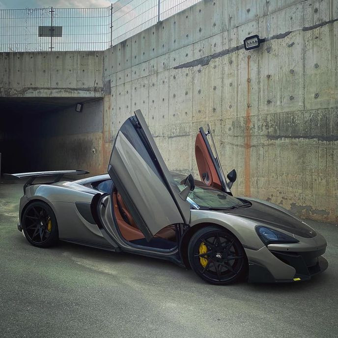 Tống Đông Khuê từng khiến dân mạng trầm trồ khi bổ sung vào bộ sưu tập của mình siêu phẩm McLaren 570S (giá khoảng hơn 10 tỷ). Ảnh: Xehay