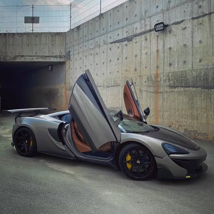 Tống Đông Khuê từng khiến dân mạng trầm trồ khi bổ sung vào bộ sưu tập của mình siêu phẩm McLaren 570S (giá khoảng hơn 10 tỷ). Ảnh: Xehay