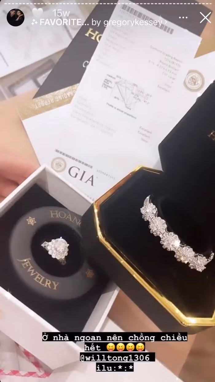 Không cần phải đến sinh nhật, ngày lễ hay ngày kỉ niệm chỉ cần vợ vui, vợ thích thì Tống Đông Khuê sẵn sàng tậu những món hàng hiệu đắt đỏ làm quà tặng. Ảnh: FBNV