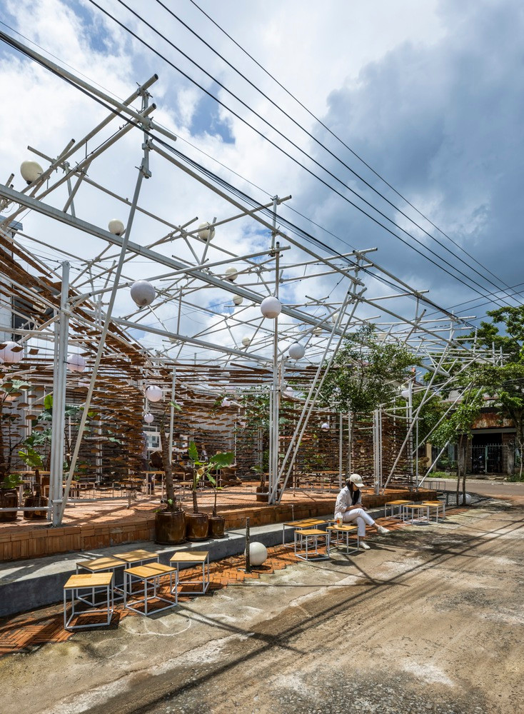 Do đó, kiến trúc sư của nhóm The Bloom Architects thiết kế hệ khung sắt đặc biệt với các khớp liên kết bằng cùm xoay để dễ dàng tăng giảm chiều cao, khẩu độ nhưng vẫn đảm bảo độ bền vững cho công trình.