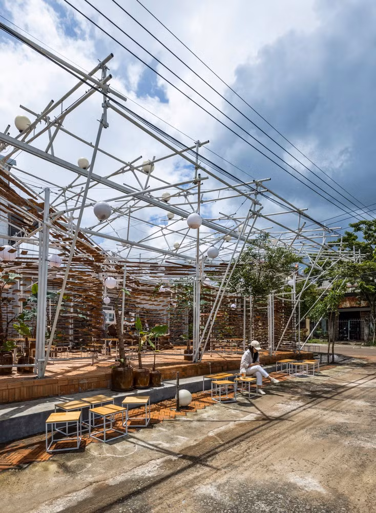 Do đó, kiến trúc sư của nhóm The Bloom Architects thiết kế hệ khung sắt đặc biệt với các khớp liên kết bằng cùm xoay để dễ dàng tăng giảm chiều cao, khẩu độ nhưng vẫn đảm bảo độ bền vững cho công trình.