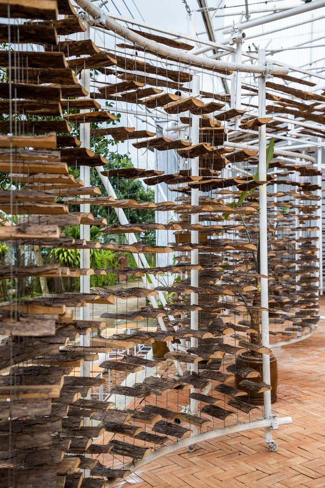 Bánh xe phía dưới giúp hệ cửa có thể mở quay, đổi góc dễ dàng.