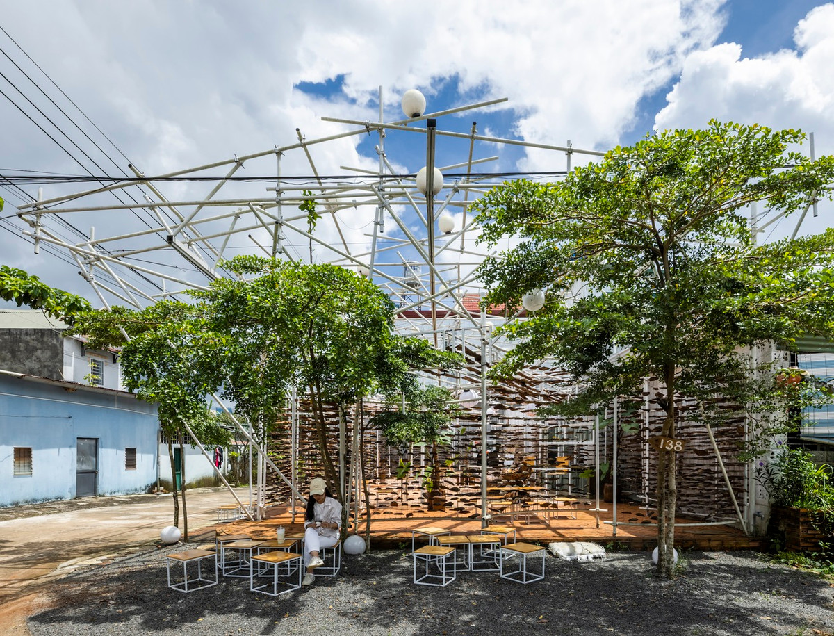 Pick Tea là một quán bán đồ uống nhỏ tại TP Bảo Lộc (Lâm Đồng). Nơi đây được biết đến với những thương hiệu trà nổi tiếng cả nước nên mô hình kinh doanh trà sữa cũng được ưa chuộng.