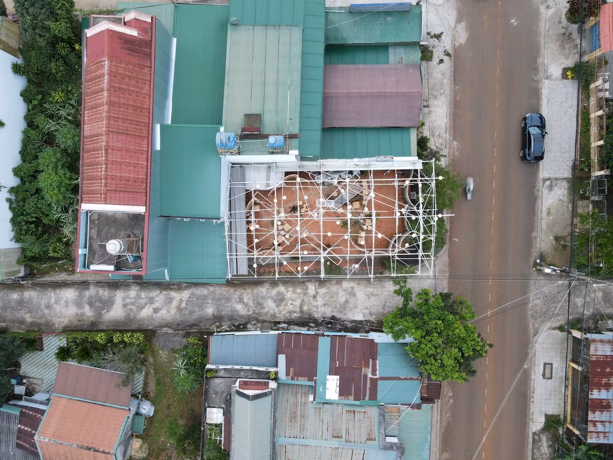 Quán được xây trên một khu đất trống với mục đích gọn nhẹ, dễ dàng tháo dỡ khi chuyển đổi mục đích sử dụng.