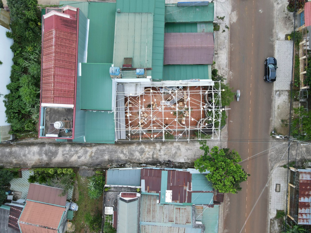 Quán được xây trên một khu đất trống với mục đích gọn nhẹ, dễ dàng tháo dỡ khi chuyển đổi mục đích sử dụng.