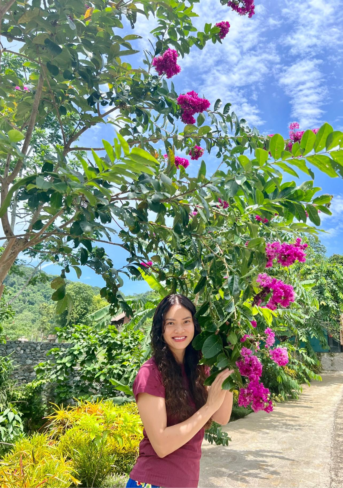 Chia sẻ lý do rời xa thành phố sôi động, nữ nghệ sĩ cho biết, vì yêu thiên nhiên, yêu cây cỏ, yêu không khí trong lành và muốn được làm những gì mình thích.