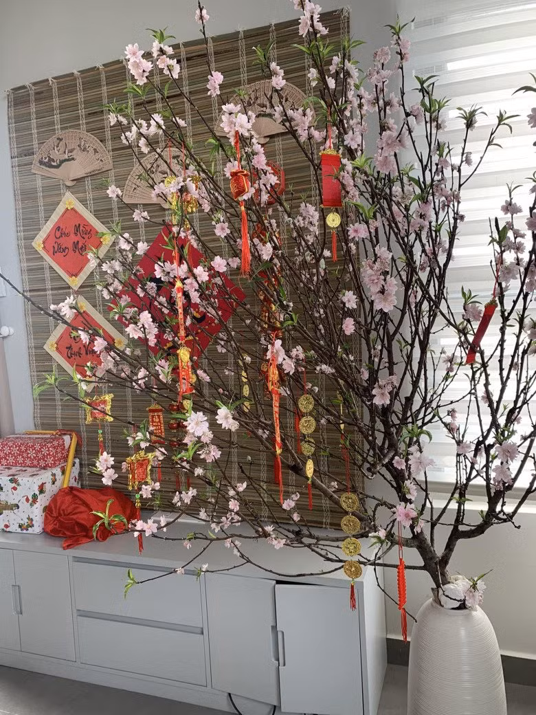 Ở góc nhà, Diễm Châu còn đặt thêm một cành đào lớn.