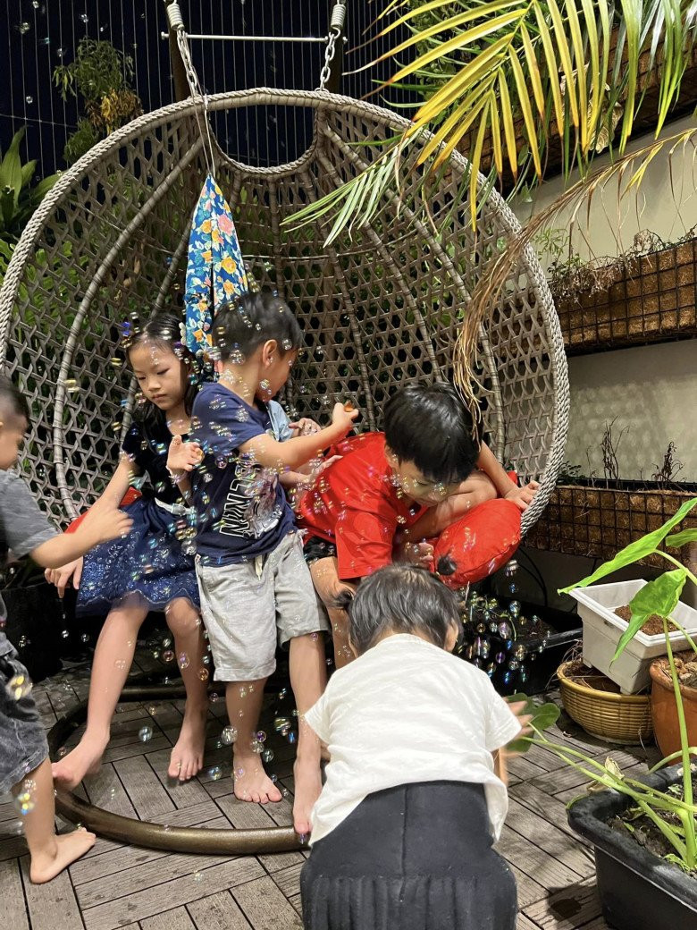 Tại đây, Diễm Châu còn đặt thêm chiếc ghế treo để các con chơi đùa.
