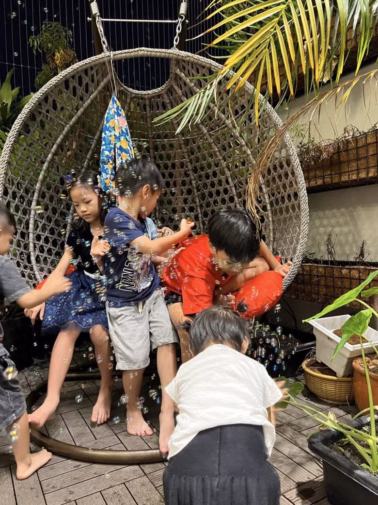 Tại đây, Diễm Châu còn đặt thêm chiếc ghế treo để các con chơi đùa.