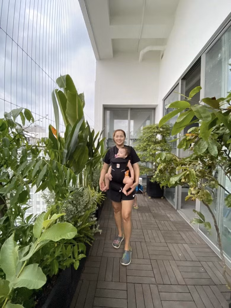 Khu vực ban công rộng rãi trồng nhiều cây xanh.