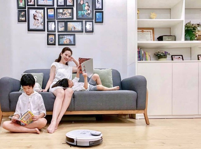 Ban đầu, căn hộ thiết kế theo phong cách cổ điển. Sau đó, Đan Lê cho sửa lại với tông trắng chủ đạo, sang trọng và tinh tế hơn.