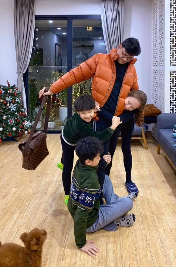  MC Đan Lê đang có cuộc sống hạnh phúc bên chồng là đạo diễn Khải Anh và 2 quý tử trong căn hộ ở Hà Nội.