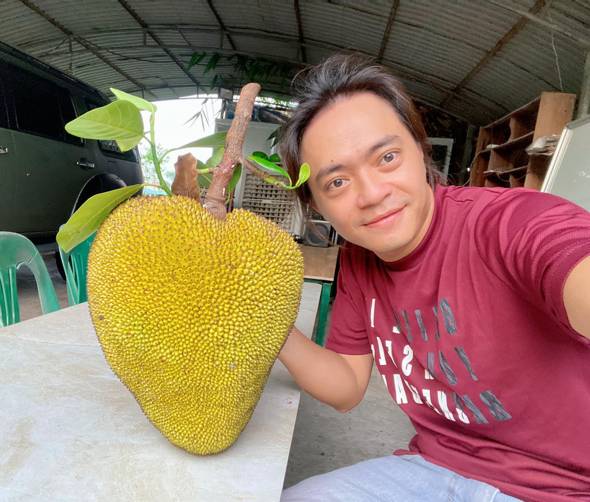 Con trai nghệ sĩ Giang Còi khoe trái mít hình trái tim độc lạ. Ảnh: FB Lê Hiếu