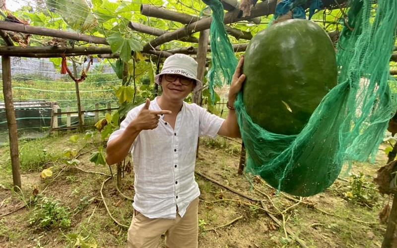 Hiếu Vick từng khiến nhiều người ngạc nhiên khi khoe bí đao khổng lồ, trọng lượng lên tới vài chục kg trong vườn. Ảnh: FB Lê Hiếu