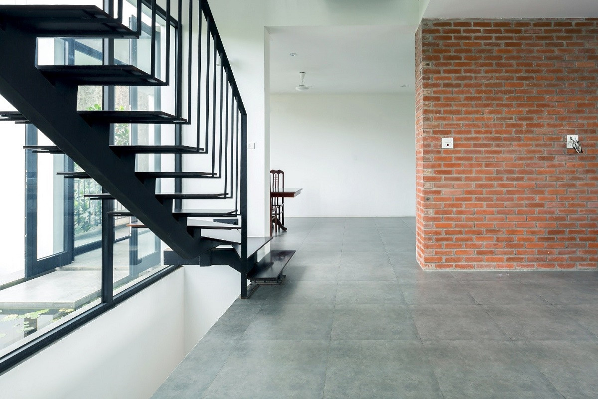 Phòng khách là trung tâm liên kết giữa các không gian chức năng còn lại, nơi gia chủ có thể quan sát mọi hoạt động diễn ra trong và ngoài ngôi nhà.