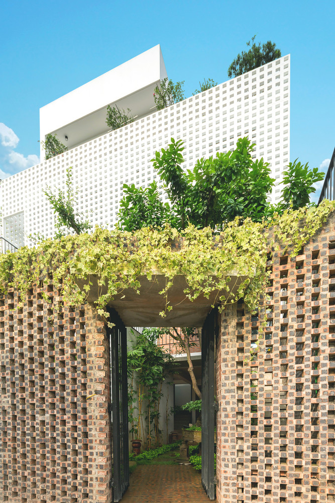 Căn nhà thiết kế cho 2 hộ gia đình trẻ, ba thế hệ và 8 người sinh sống. Sở thích tuy có khác nhau về độ tuổi nhưng gia đình có nề nếp gia phong theo văn hóa đồng bằng Bắc Bộ, là những tâm hồn có ý thức gìn giữ nét độc đáo của văn hóa truyền thống, yêu thích không gian mở, cây xanh và gió trời.