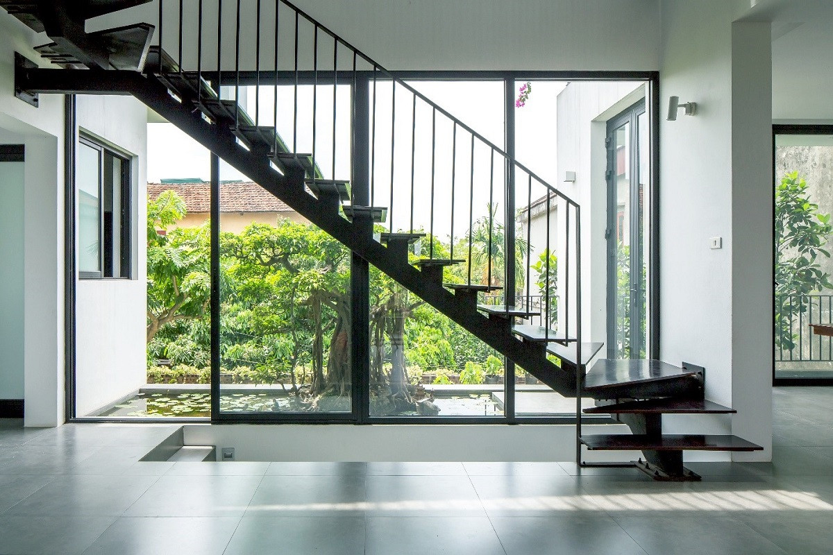 Không gian chức năng chính của ngôi nhà được bố trí tại tầng 2 và tầng 3. Liên kết tầng 2 và 3 là một cầu thang thép mặt gỗ hiện đại, năng động cùng với những hành lang chạy xuyên suốt tới từng phòng chức năng của tầng 3.