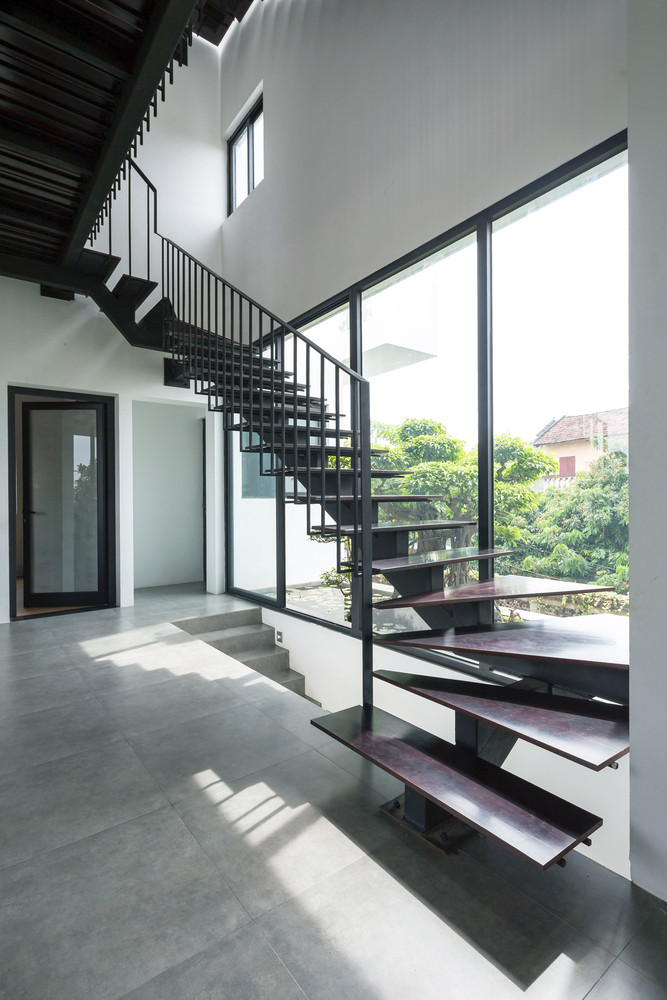 Cùng với việc phân tách các không gian chức năng chung và riêng cho cả hộ là việc giải quyết phối cảnh kiến trúc cho toàn bộ công trình có phần móng thấp hơn cao độ mặt đường (2,5 – 4m). Vì vậy, kiến trúc sư đưa ra giải pháp đẩy lùi toàn bộ không gian chức năng.