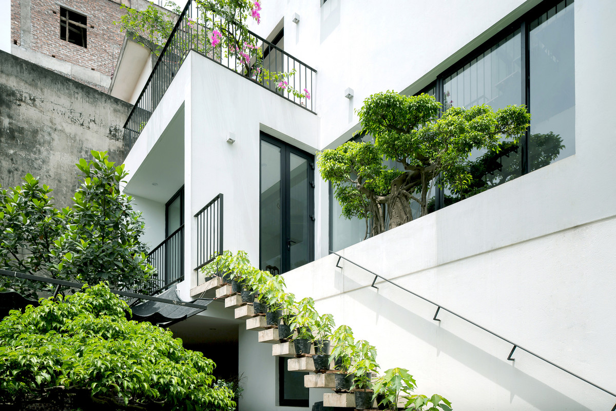 Ngôi nhà chia không gian chức năng thành 4 khối chính và 4 tầng lầu.