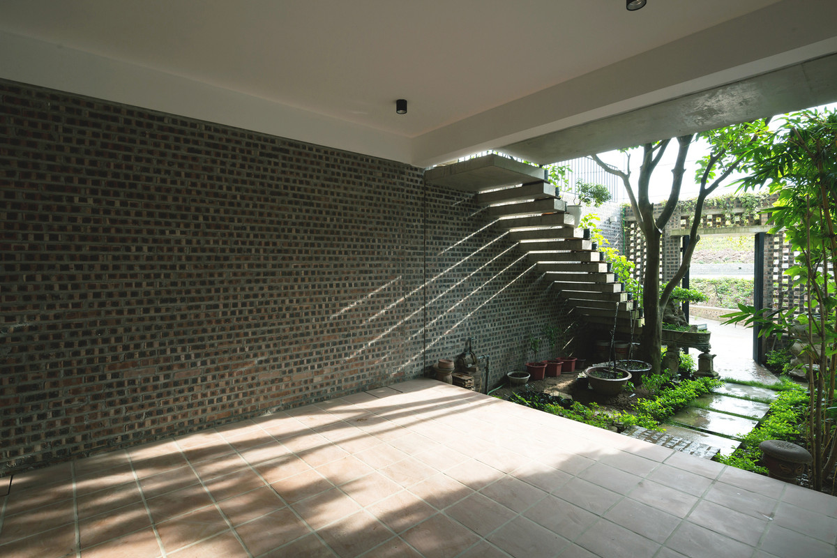 Kiến trúc sư bố trí không gian giao thoa giữa trong và ngoài, nối từ hiên trước ra hiên sau.