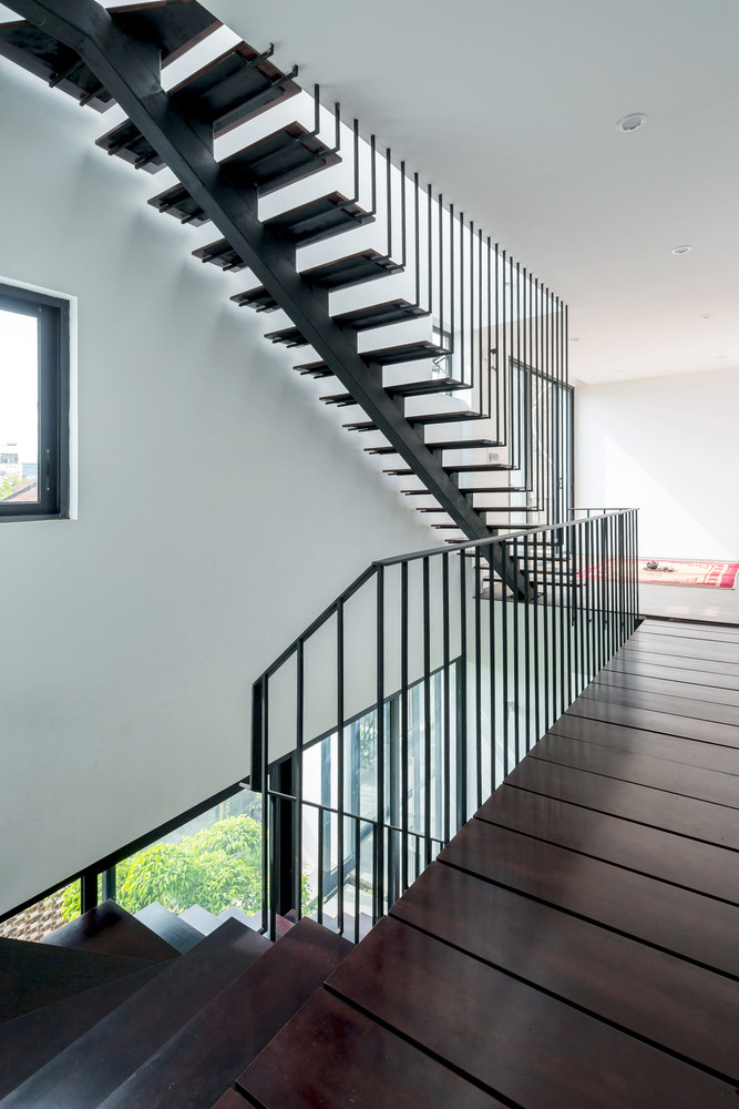 Tầng 2 và tầng 3 sử dụng thủ thuật vay mượn không gian bên ngoài là không gian phía sau và mặt tiền hướng ra triền đê, giải phóng toàn bộ tầng 1 làm không gian chung, gara, sân vườn.