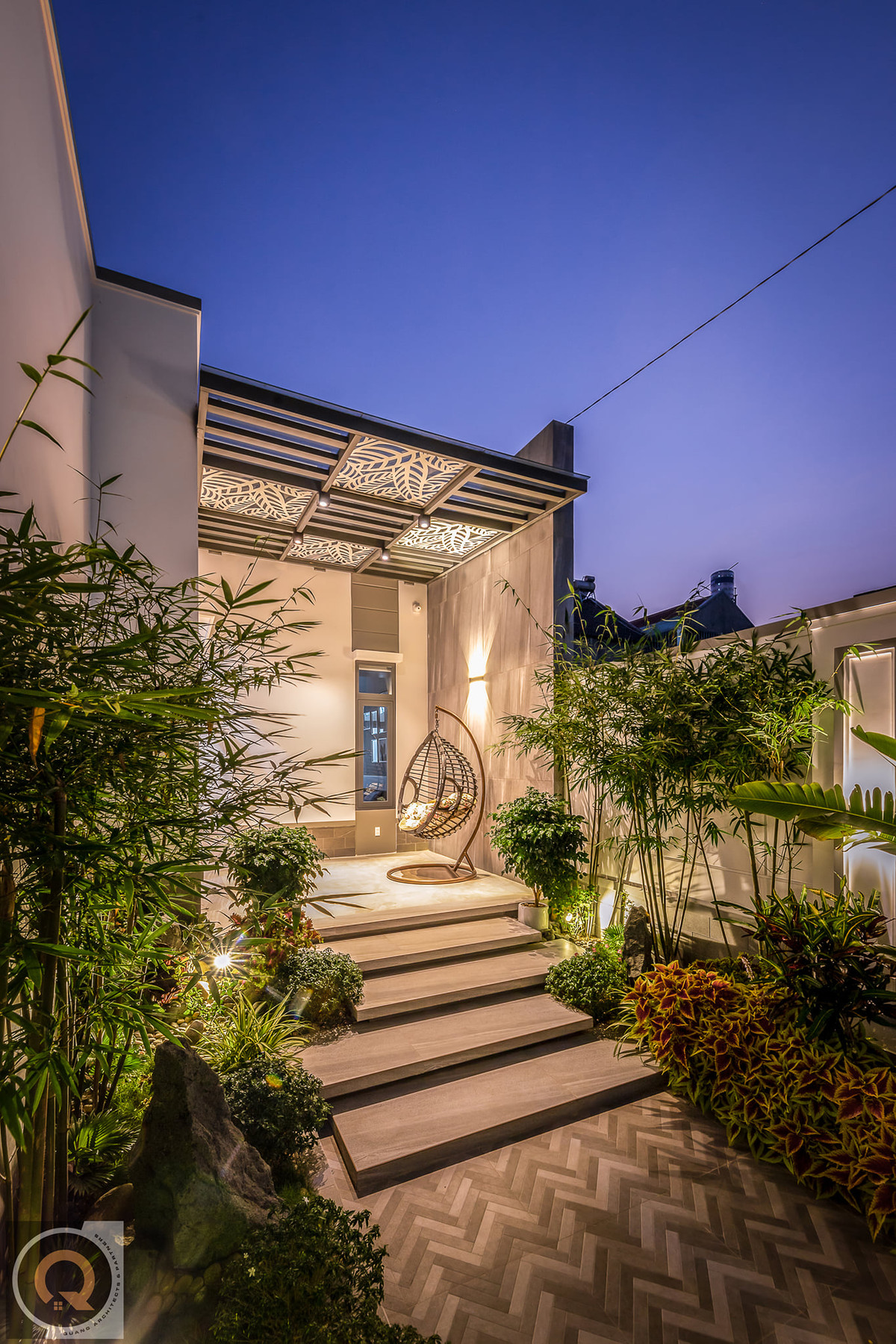 Gia chủ mong muốn một không gian sống bình dị, ấm cúng nhưng không kém phần sang trọng và gần gũi thiên nhiên.