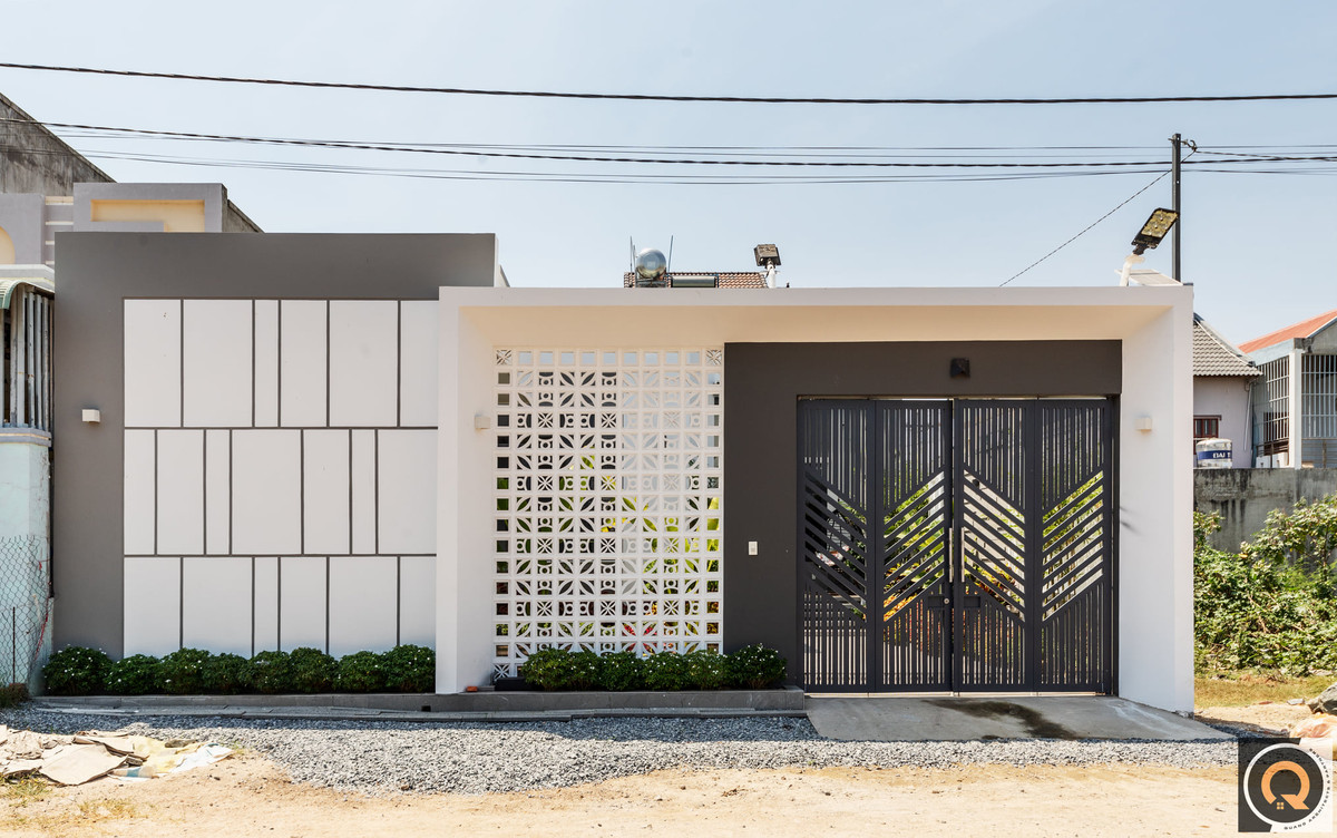 Huong House là ngôi nhà cấp 4 có 2 mặt tiền toạ lạc tại thôn Bình Liêm, xã Phan Rí Thành, huyện Bắc Bình (tỉnh Bình Thuận) do đơn vị Quang Architects &amp; Partners thiết kế.