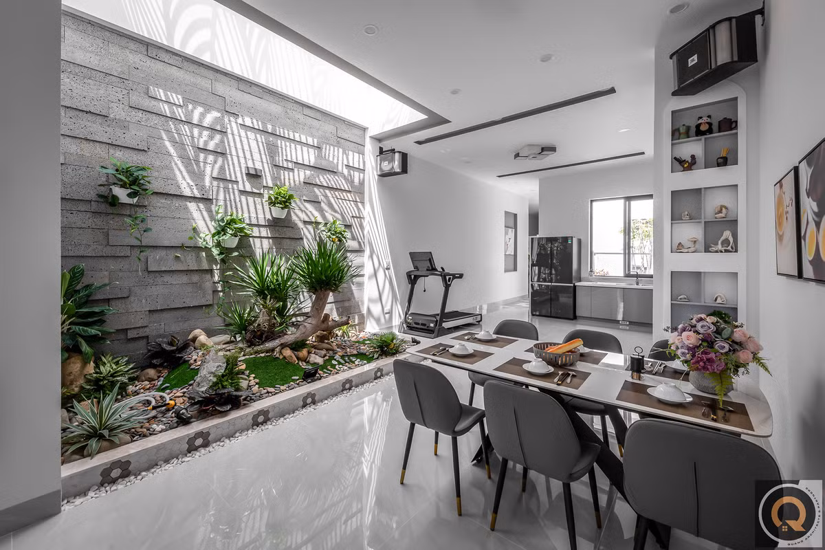 Bàn ăn hiện đại được bố trí cạnh giếng trời.