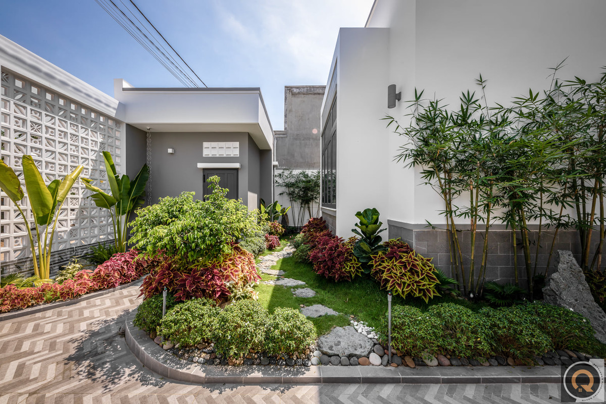 Khoảng đệm giữa hai khu vực động - tĩnh là sân vườn giữa nhà, giải quyết được vấn đề ánh sáng tự nhiên, ngăn cách tiếng ồn cũng như lưu thông không khí hiệu quả.